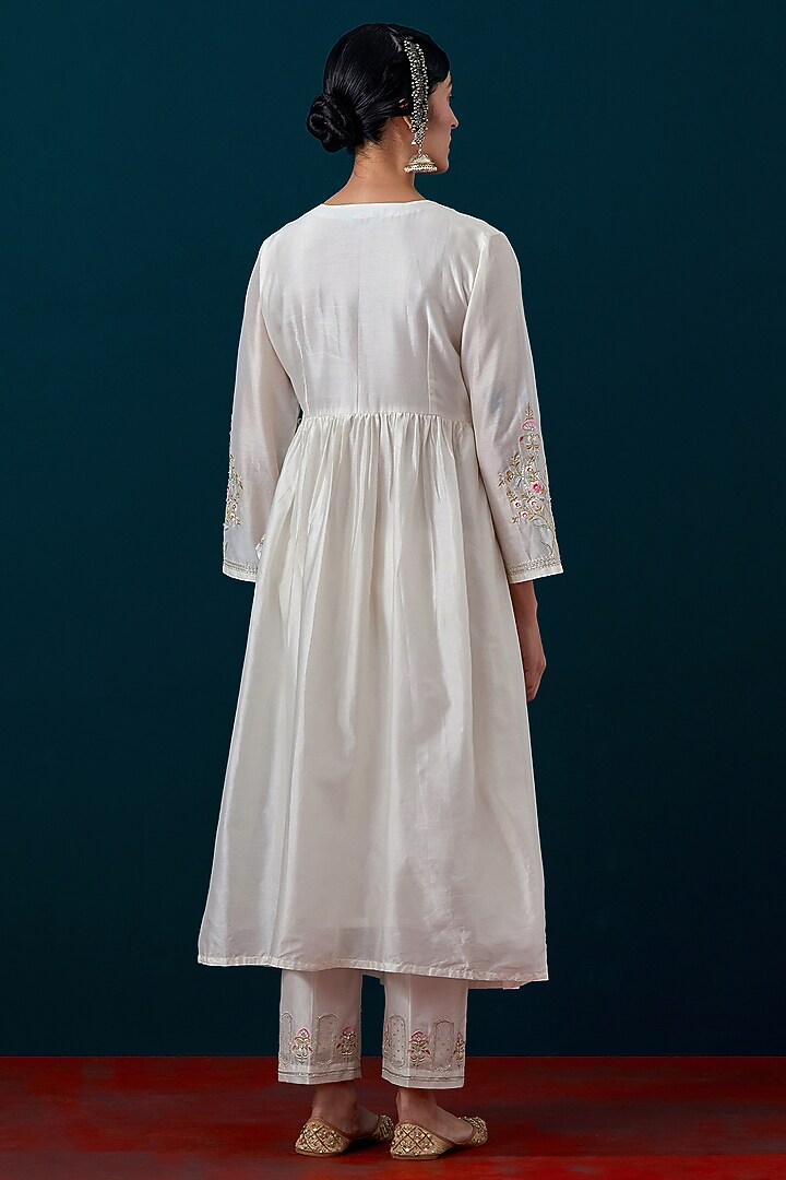 Off-White Silk Chanderi Floral Embroidered Kurta Set by Anantaa By Roohi Trehan at Pernia's Pop Up Shop