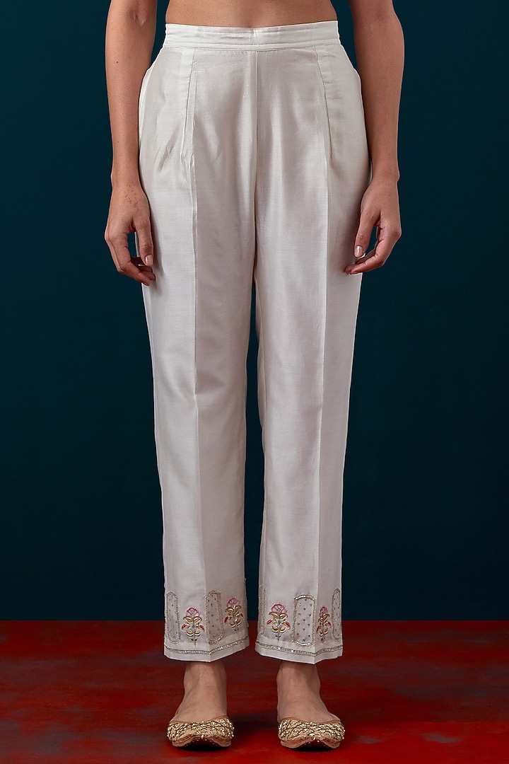 Off-White Silk Chanderi Floral Embroidered Kurta Set by Anantaa By Roohi Trehan at Pernia's Pop Up Shop