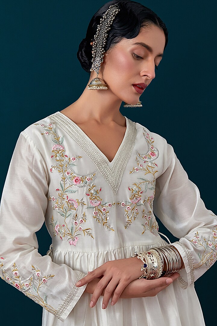 Off-White Silk Chanderi Floral Embroidered Kurta Set by Anantaa By Roohi Trehan at Pernia's Pop Up Shop