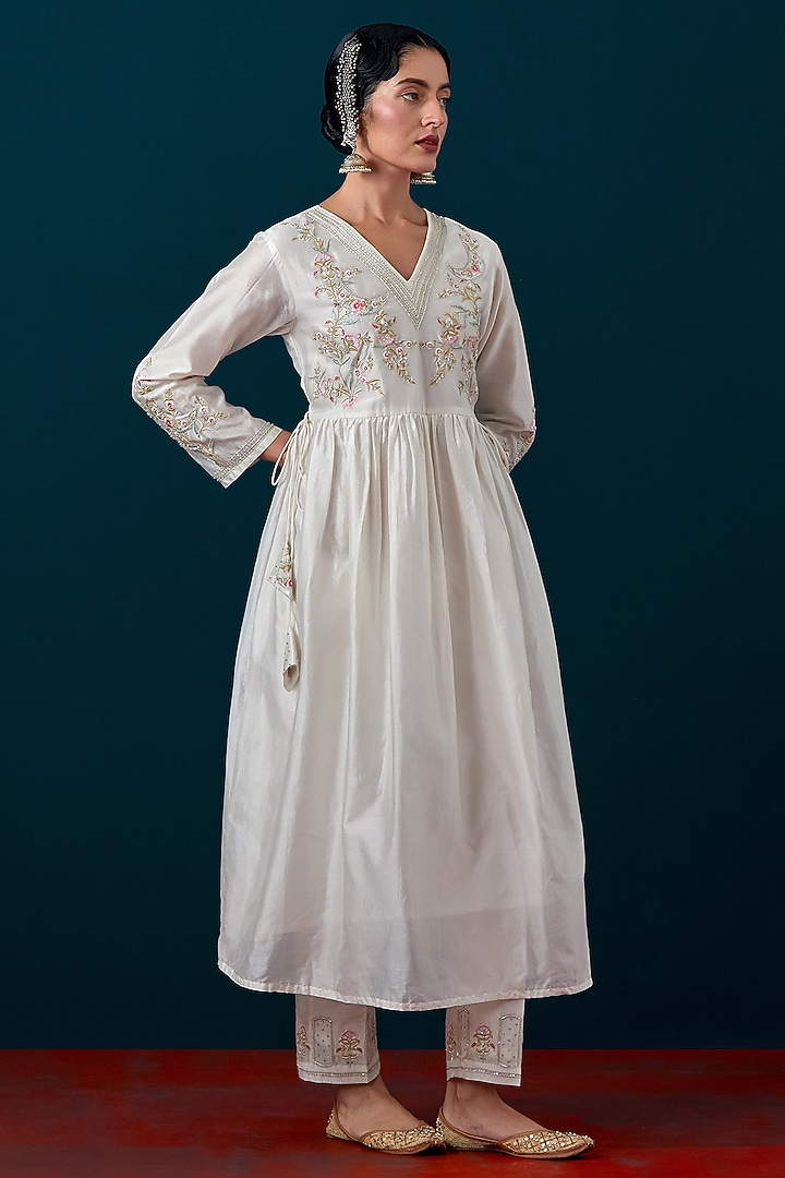 Off-White Silk Chanderi Floral Embroidered Kurta Set by Anantaa By Roohi Trehan at Pernia's Pop Up Shop
