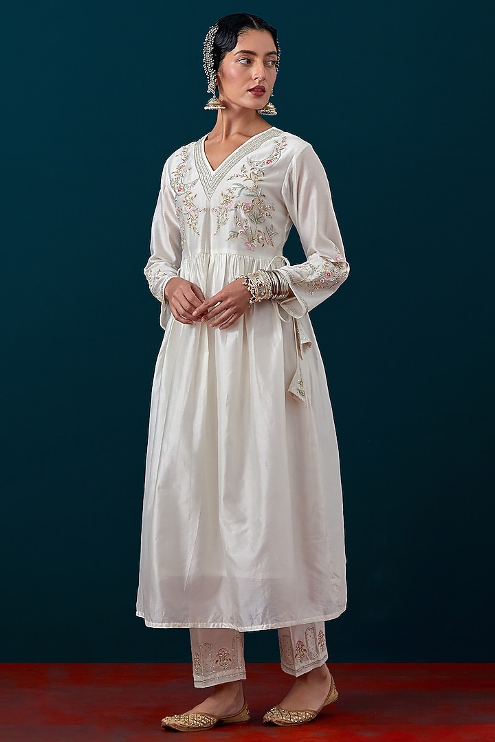 Off-White Silk Chanderi Floral Embroidered Kurta Set by Anantaa By Roohi Trehan at Pernia's Pop Up Shop
