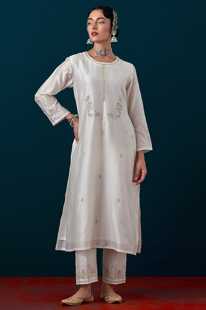 Off-White Silk Chanderi Floral Motif Embroidered Kurta Set by Anantaa By Roohi Trehan at Pernia's Pop Up Shop