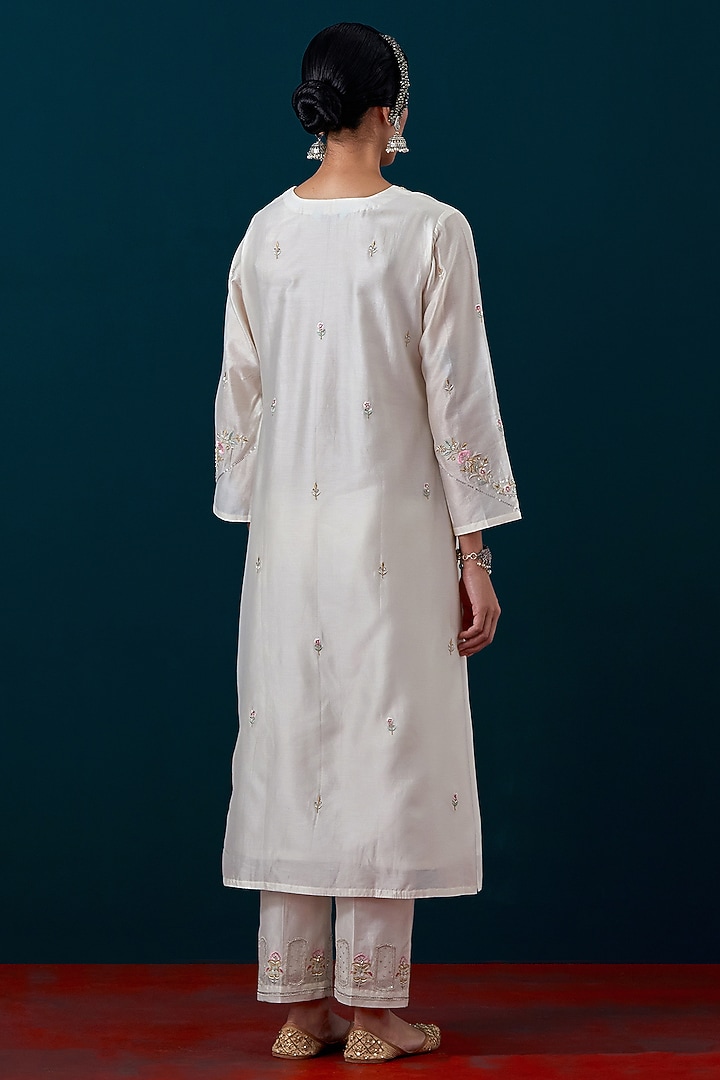 Off-White Silk Chanderi Floral Motif Embroidered Kurta Set by Anantaa By Roohi Trehan at Pernia's Pop Up Shop