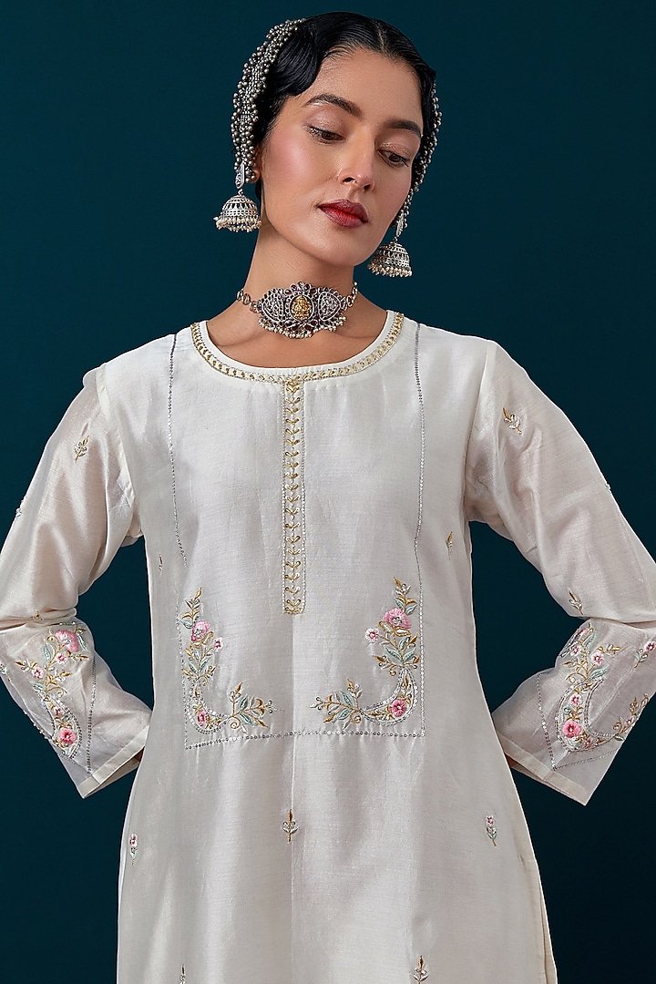 Off-White Silk Chanderi Floral Motif Embroidered Kurta Set by Anantaa By Roohi Trehan at Pernia's Pop Up Shop