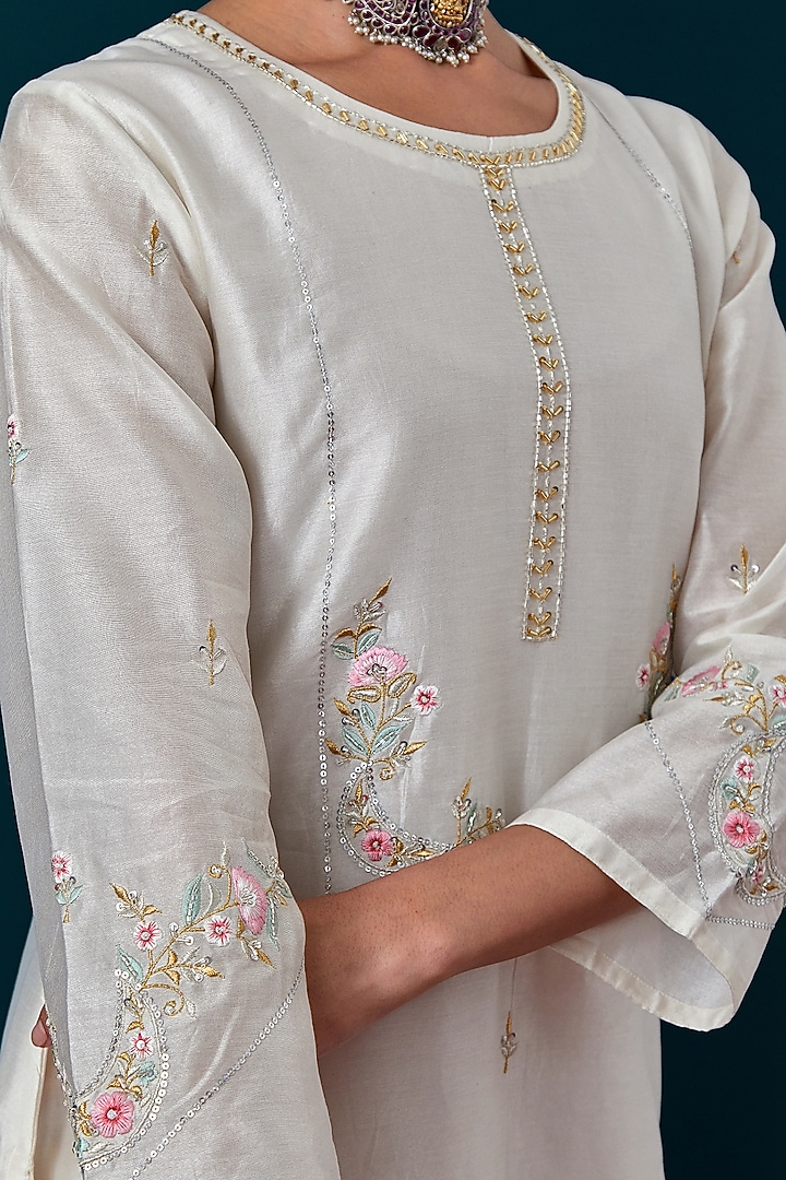 Off-White Silk Chanderi Floral Motif Embroidered Kurta Set by Anantaa By Roohi Trehan at Pernia's Pop Up Shop