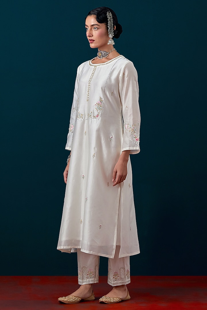 Off-White Silk Chanderi Floral Motif Embroidered Kurta Set by Anantaa By Roohi Trehan at Pernia's Pop Up Shop