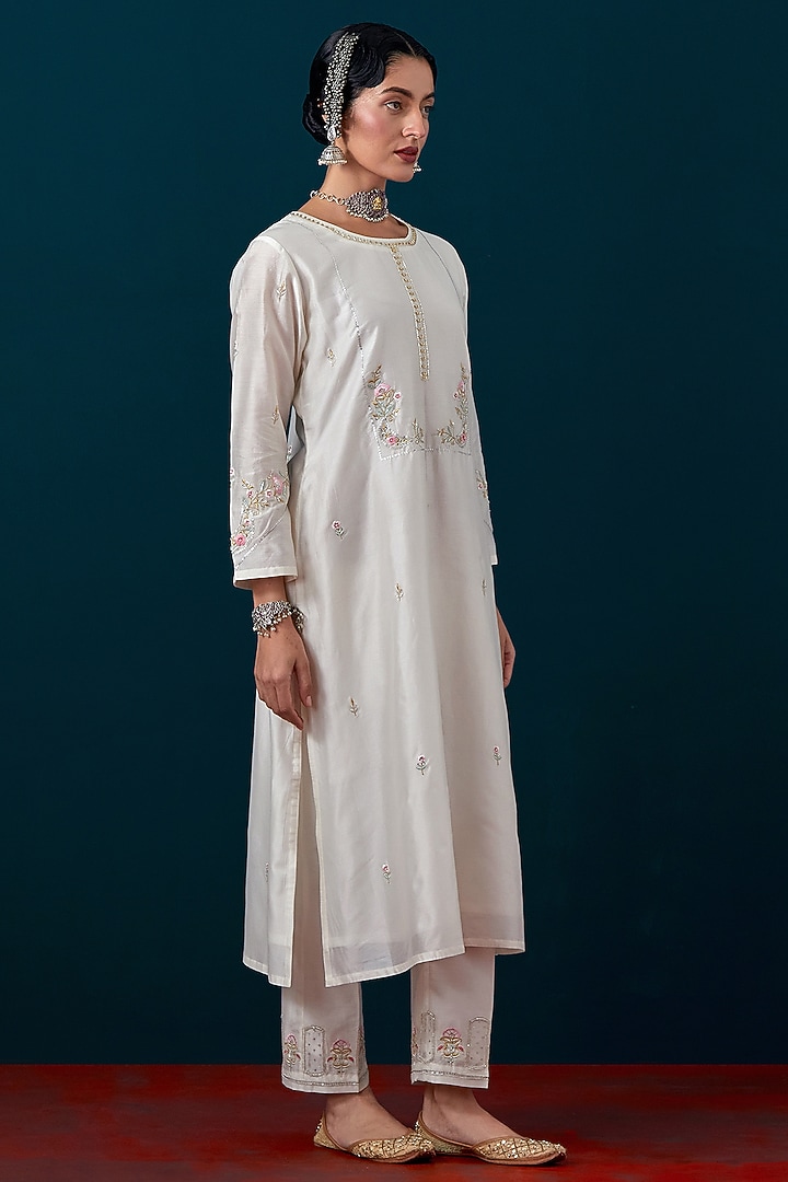 Off-White Silk Chanderi Floral Motif Embroidered Kurta Set by Anantaa By Roohi Trehan at Pernia's Pop Up Shop
