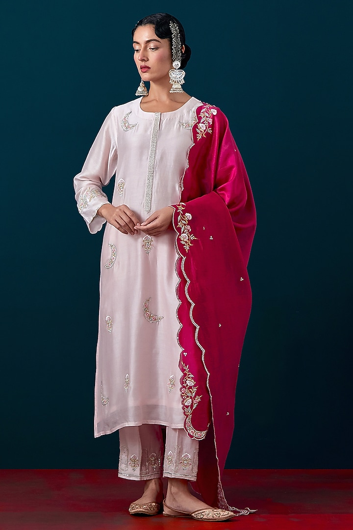 Burgundy Silk Chanderi Floral Scalloped Embroidered Dupatta by Anantaa By Roohi Trehan at Pernia's Pop Up Shop