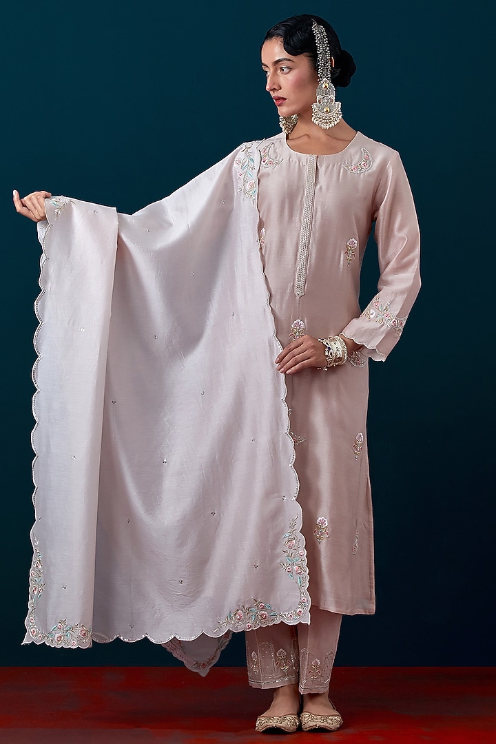 Light Pink Silk Chanderi Floral Scalloped Embroidered Dupatta by Anantaa By Roohi Trehan at Pernia's Pop Up Shop