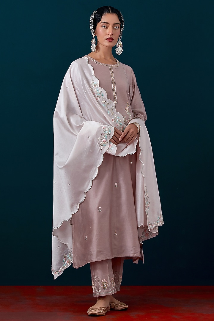 Light Pink Silk Chanderi Floral Scalloped Embroidered Dupatta by Anantaa By Roohi Trehan at Pernia's Pop Up Shop