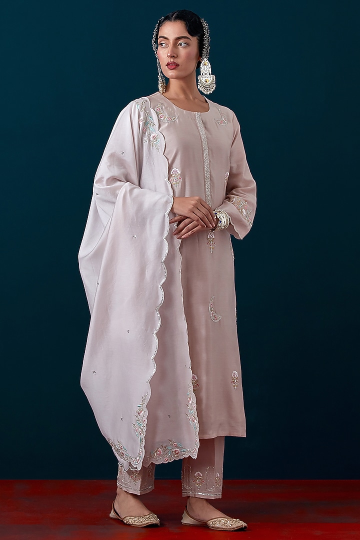 Light Pink Silk Chanderi Floral Scalloped Embroidered Dupatta by Anantaa By Roohi Trehan at Pernia's Pop Up Shop