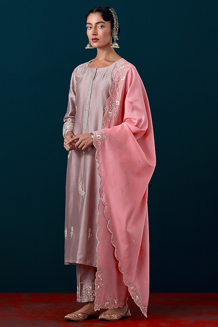 Dark Pink Silk Chanderi Floral Scalloped Embroidered Dupatta by Anantaa By Roohi Trehan at Pernia's Pop Up Shop