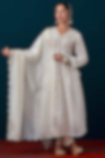 Off-White Silk Chanderi Floral Scalloped Embroidered Dupatta by Anantaa By Roohi Trehan at Pernia's Pop Up Shop