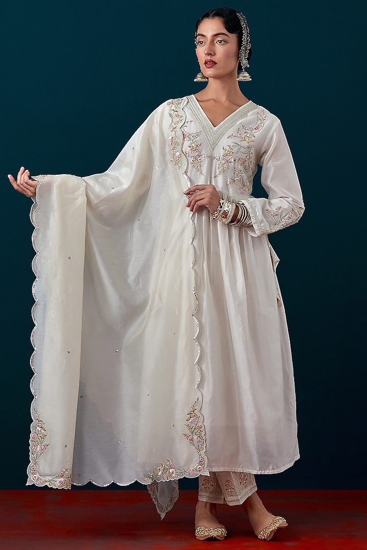 Off-White Silk Chanderi Floral Scalloped Embroidered Dupatta by Anantaa By Roohi Trehan at Pernia's Pop Up Shop