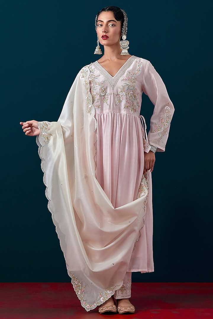 Off-White Silk Chanderi Floral Scalloped Embroidered Dupatta by Anantaa By Roohi Trehan at Pernia's Pop Up Shop