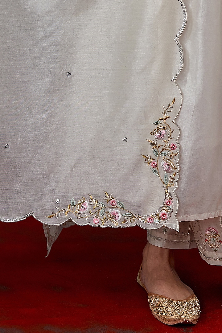 Off-White Silk Chanderi Floral Scalloped Embroidered Dupatta by Anantaa By Roohi Trehan at Pernia's Pop Up Shop