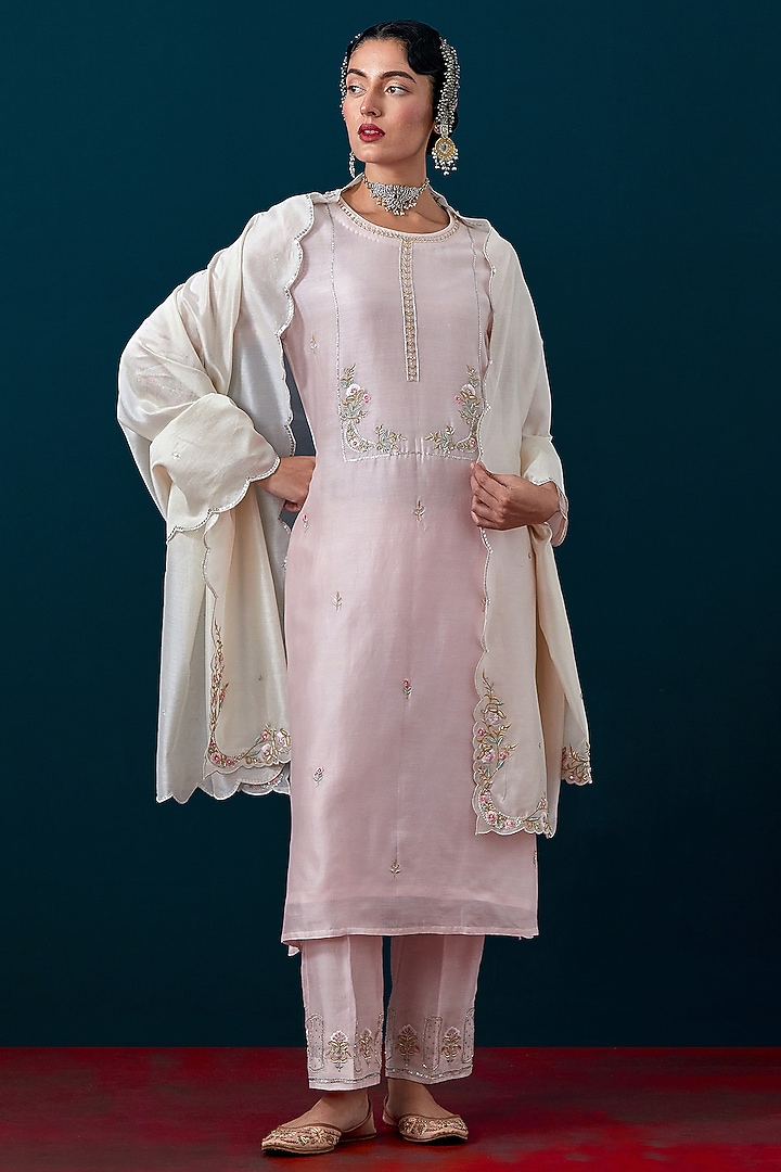 Off-White Silk Chanderi Floral Scalloped Embroidered Dupatta by Anantaa By Roohi Trehan at Pernia's Pop Up Shop