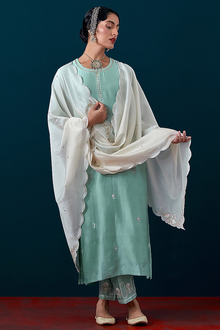 Off-White Silk Chanderi Floral Scalloped Embroidered Dupatta by Anantaa By Roohi Trehan at Pernia's Pop Up Shop