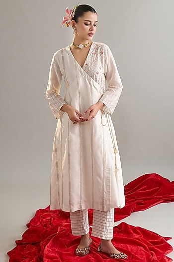 Off-White Silk Chanderi Resham Embroidered Kurta Set by Anantaa By Roohi Trehan at Pernia's Pop Up Shop