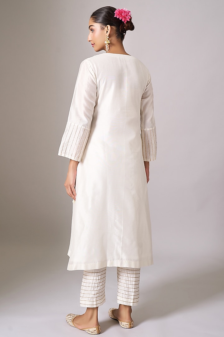 Off-White Silk Chanderi Resham Embroidered Kurta Set by Anantaa By Roohi Trehan at Pernia's Pop Up Shop