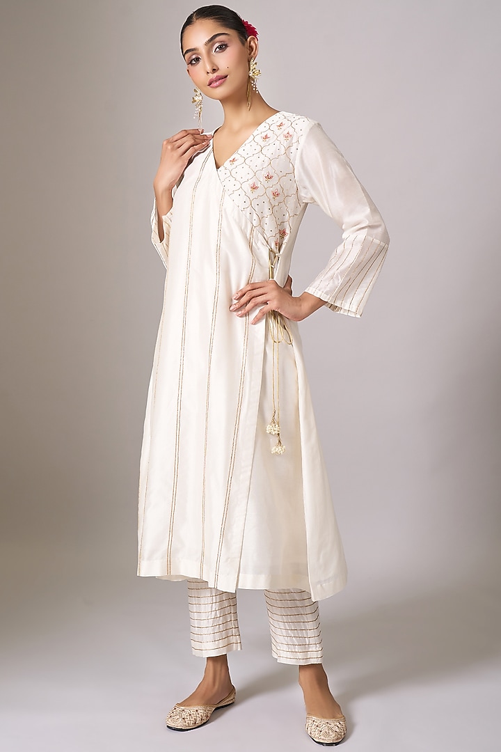 Off-White Silk Chanderi Resham Embroidered Kurta Set by Anantaa By Roohi Trehan at Pernia's Pop Up Shop