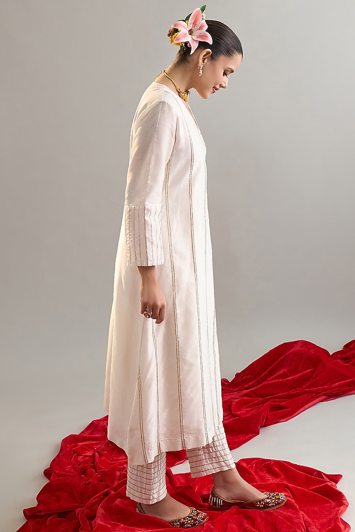 Off-White Silk Chanderi Resham Embroidered Kurta Set by Anantaa By Roohi Trehan at Pernia's Pop Up Shop