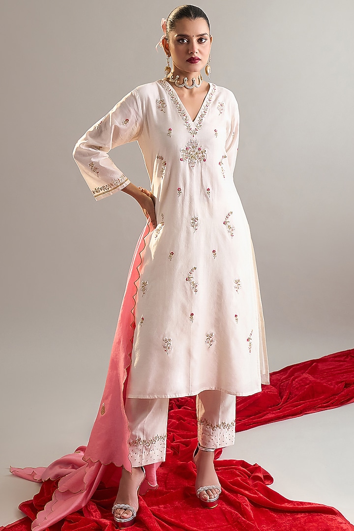 Off-White Silk Chanderi Sequins Embroidered Kurta Set by Anantaa By Roohi Trehan at Pernia's Pop Up Shop