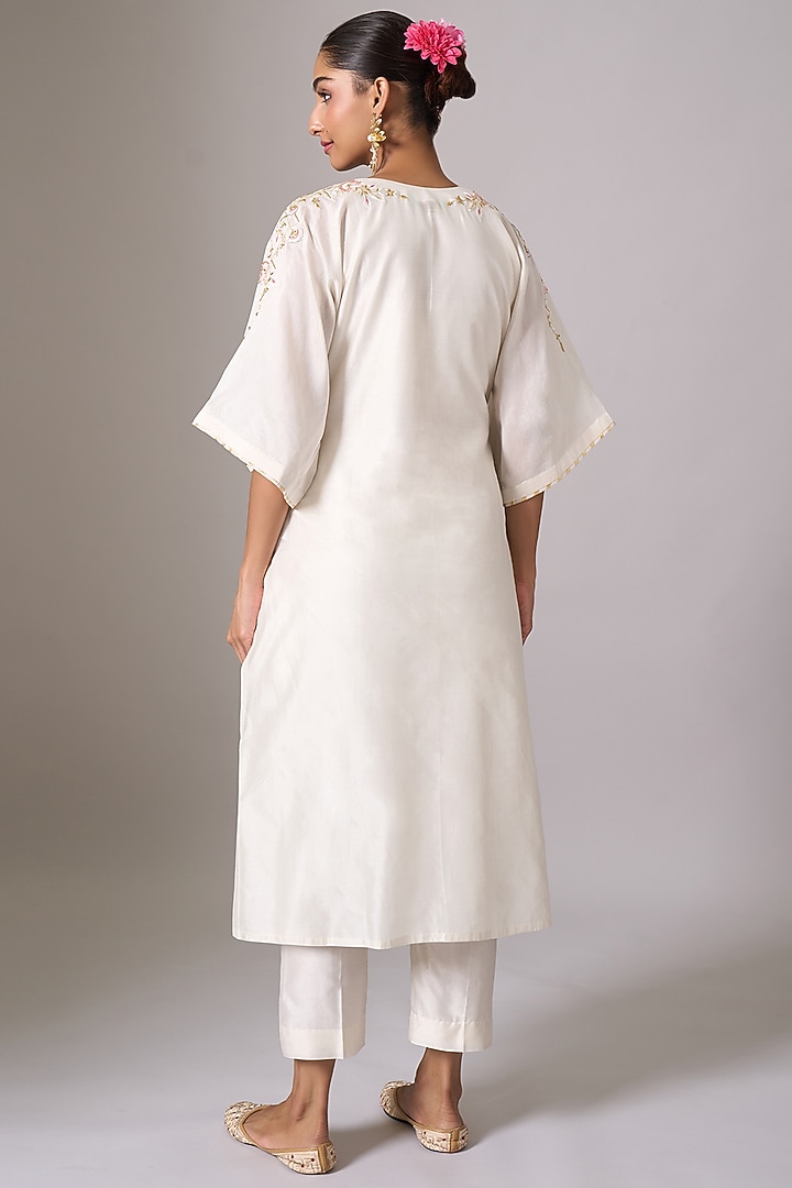 Off-White Silk Chanderi Sequins Embroidered Kurta Set by Anantaa By Roohi Trehan at Pernia's Pop Up Shop