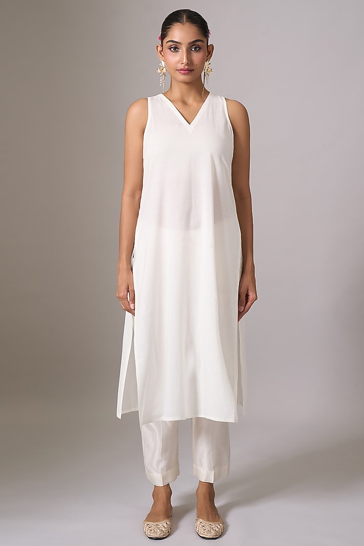 Off-White Silk Chanderi Sequins Embroidered Kurta Set by Anantaa By Roohi Trehan at Pernia's Pop Up Shop
