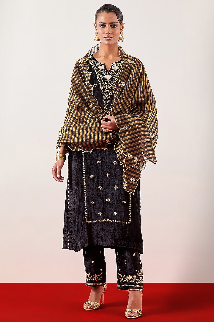 Black Velvet Floral Embroidered Kurta Set by Anantaa By Roohi Trehan at Pernia's Pop Up Shop