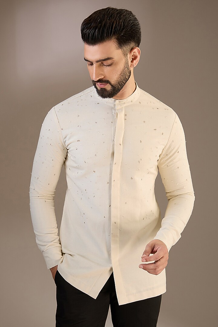 Ivory Cotton Silk Hand Embroidered Short Kurta by Antar Agni Men at Pernia's Pop Up Shop