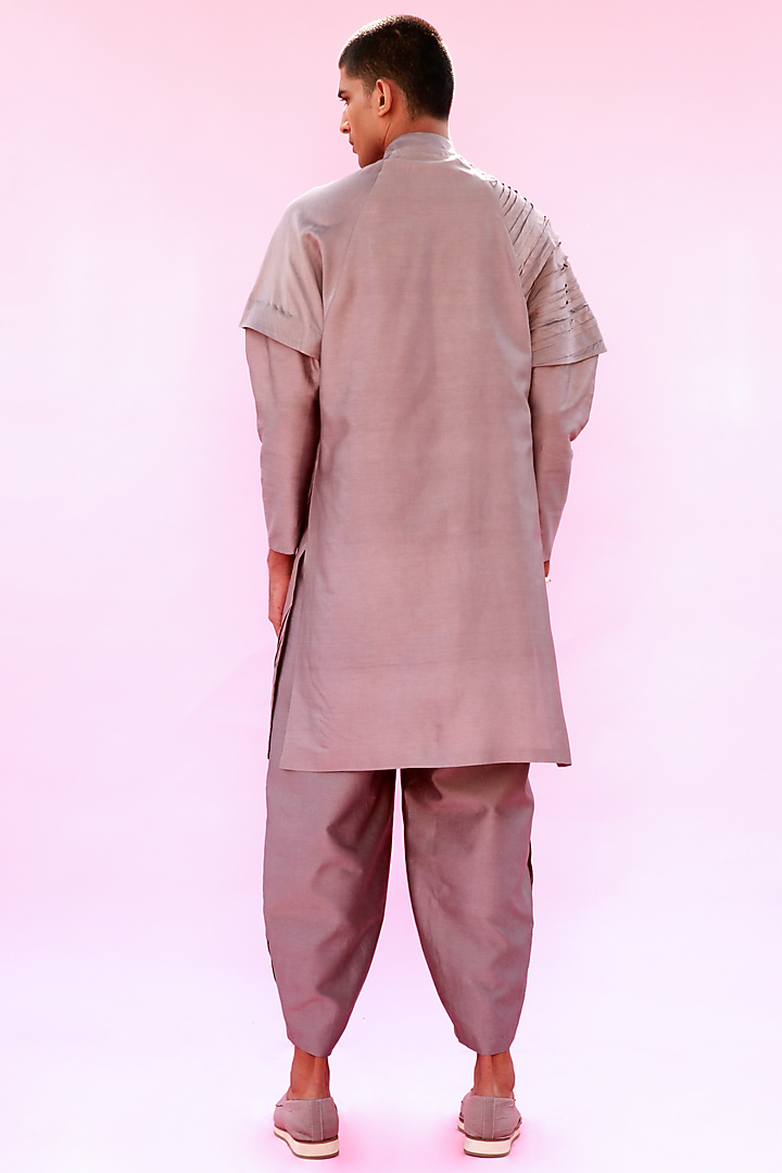 Grey Smocked Pleated Kurta by Antar Agni Men at Pernia's Pop Up Shop