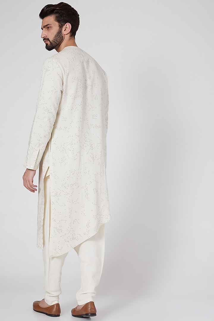 White Linen Asymmetric Kurta by Antar Agni Men at Pernia's Pop Up Shop