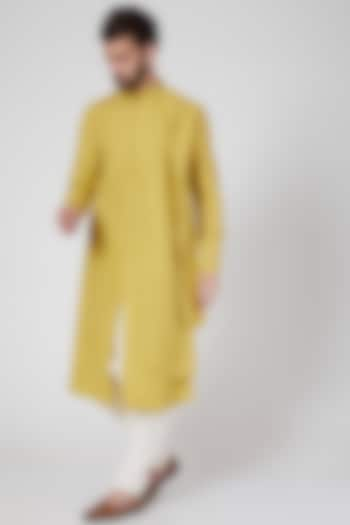 Yellow Asymmetric Draped Kurta by Antar Agni Men at Pernia's Pop Up Shop