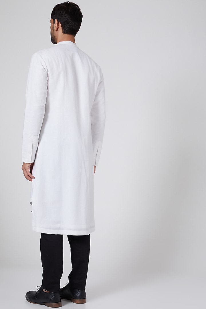 White Asymmetric Kurta by Antar Agni Men at Pernia's Pop Up Shop