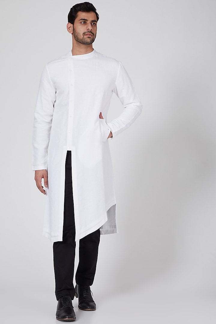 White Asymmetric Kurta by Antar Agni Men at Pernia's Pop Up Shop
