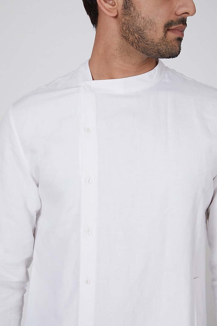 White Asymmetric Kurta by Antar Agni Men at Pernia's Pop Up Shop