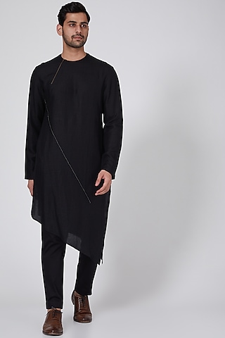 Black Asymmetric Kurta With Zipper by Antar Agni Men