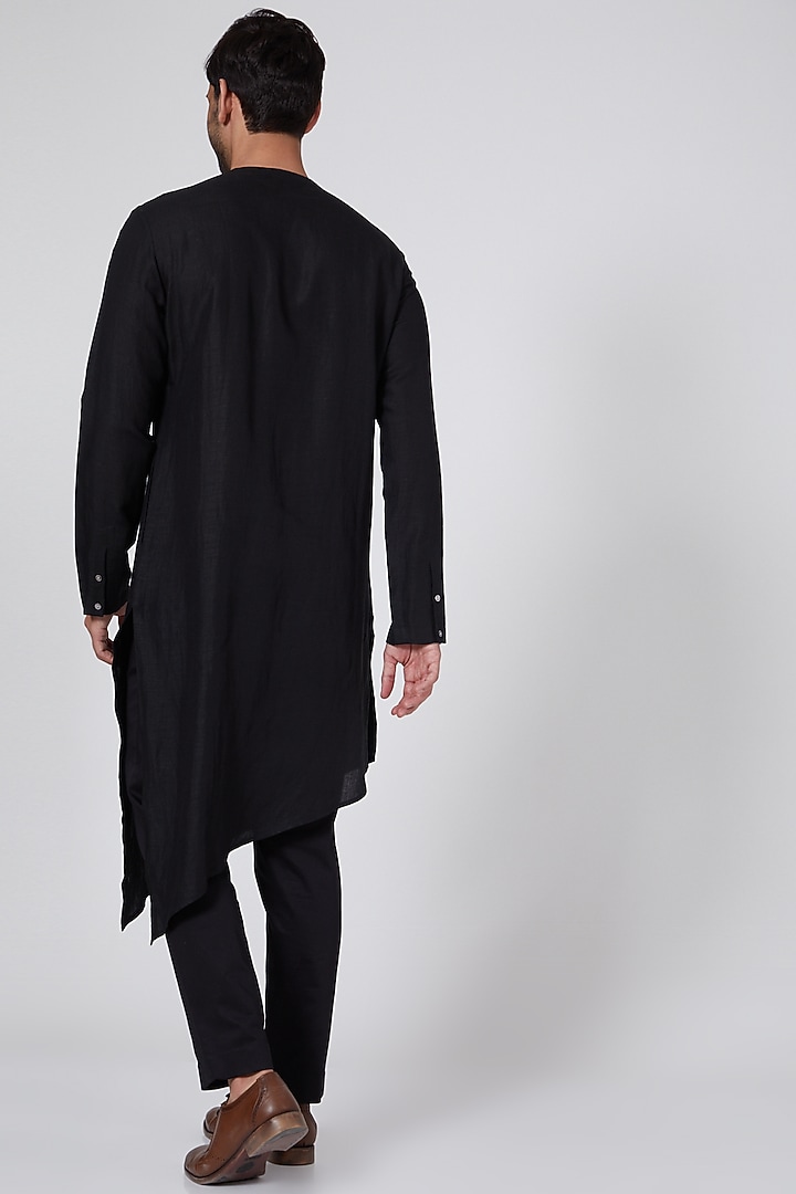 Black Asymmetric Kurta With Zipper by Antar Agni Men at Pernia's Pop Up Shop