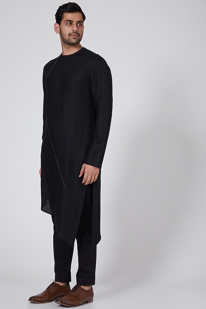 Black Asymmetric Kurta With Zipper by Antar Agni Men at Pernia's Pop Up Shop