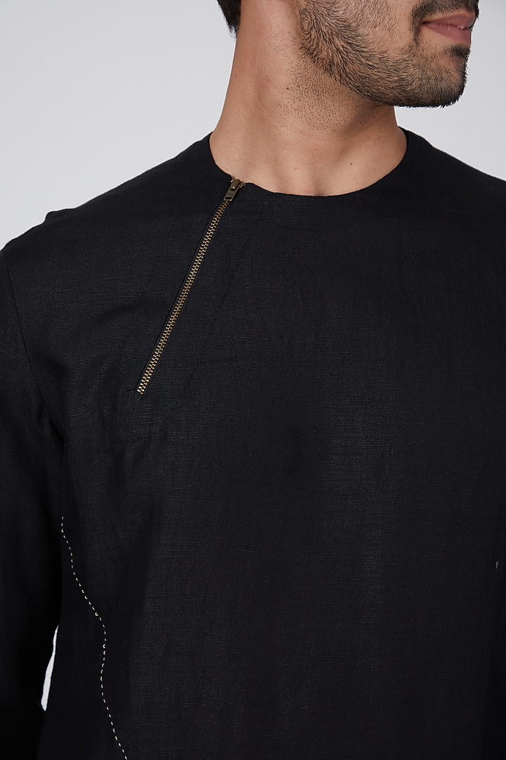 Black Asymmetric Kurta With Zipper by Antar Agni Men at Pernia's Pop Up Shop