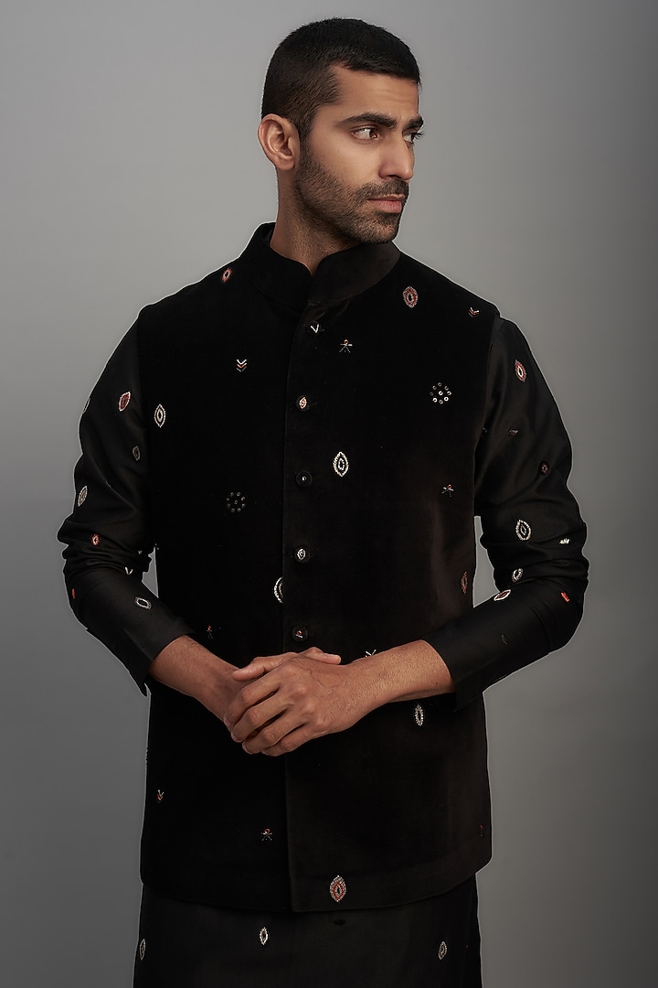 Black Cotton Silk Embroidered Bundi Set by Antar Agni Men at Pernia's Pop Up Shop