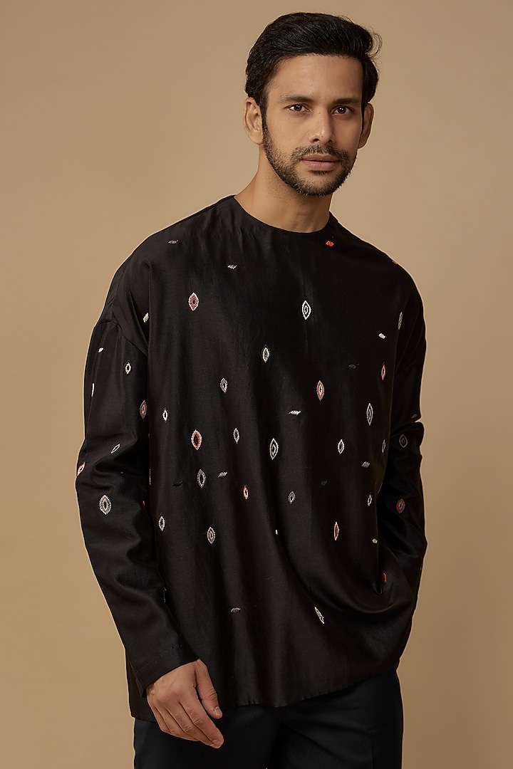 Black Cotton Silk Embroidered Short Kurta by Antar Agni Men at Pernia's Pop Up Shop