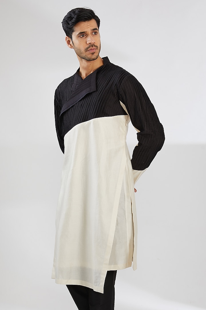 Black & Off-White Cotton Silk Kurta by Antar Agni Men at Pernia's Pop Up Shop