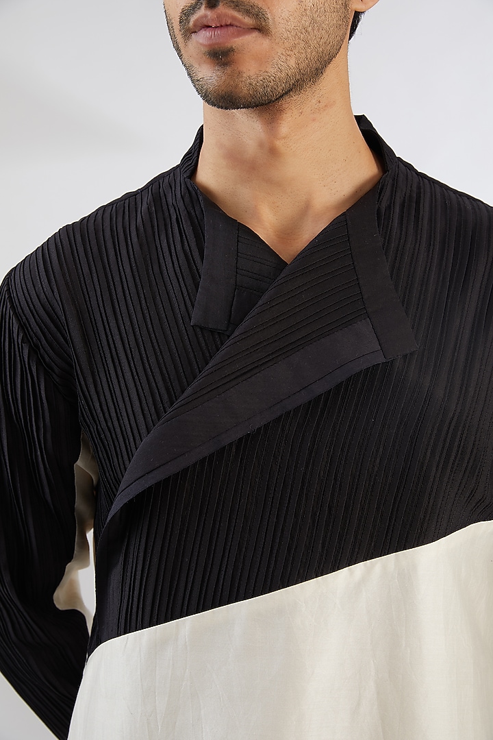 Black & Off-White Cotton Silk Kurta by Antar Agni Men at Pernia's Pop Up Shop