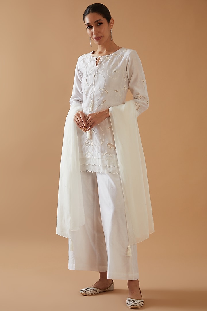 White Chanderi Silk Embroidered Kurta Set by ANGSA BY NIDHIR & SHELLY