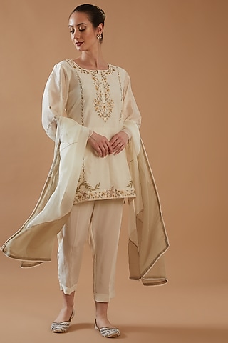 Ivory Chanderi Silk Embroidered Kurta Set by ANGSA BY NIDHIR & SHELLY