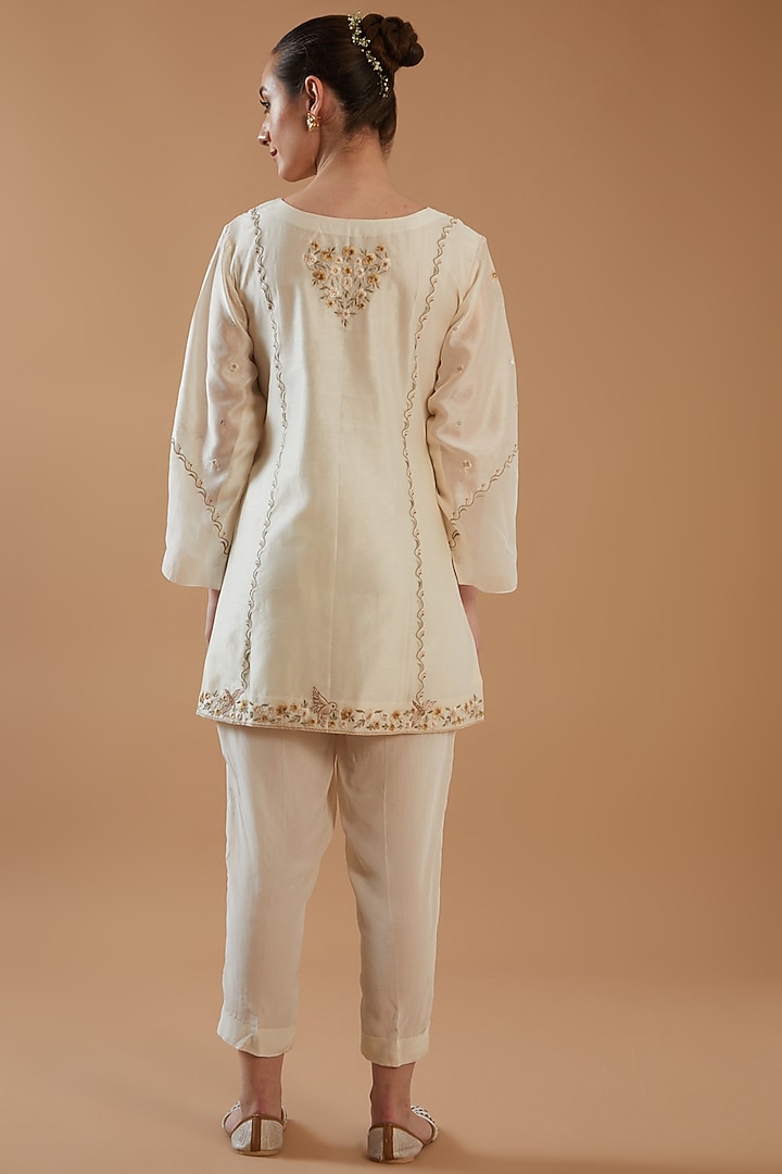 Ivory Chanderi Silk Embroidered Kurta Set by ANGSA BY NIDHIR & SHELLY at Pernia's Pop Up Shop