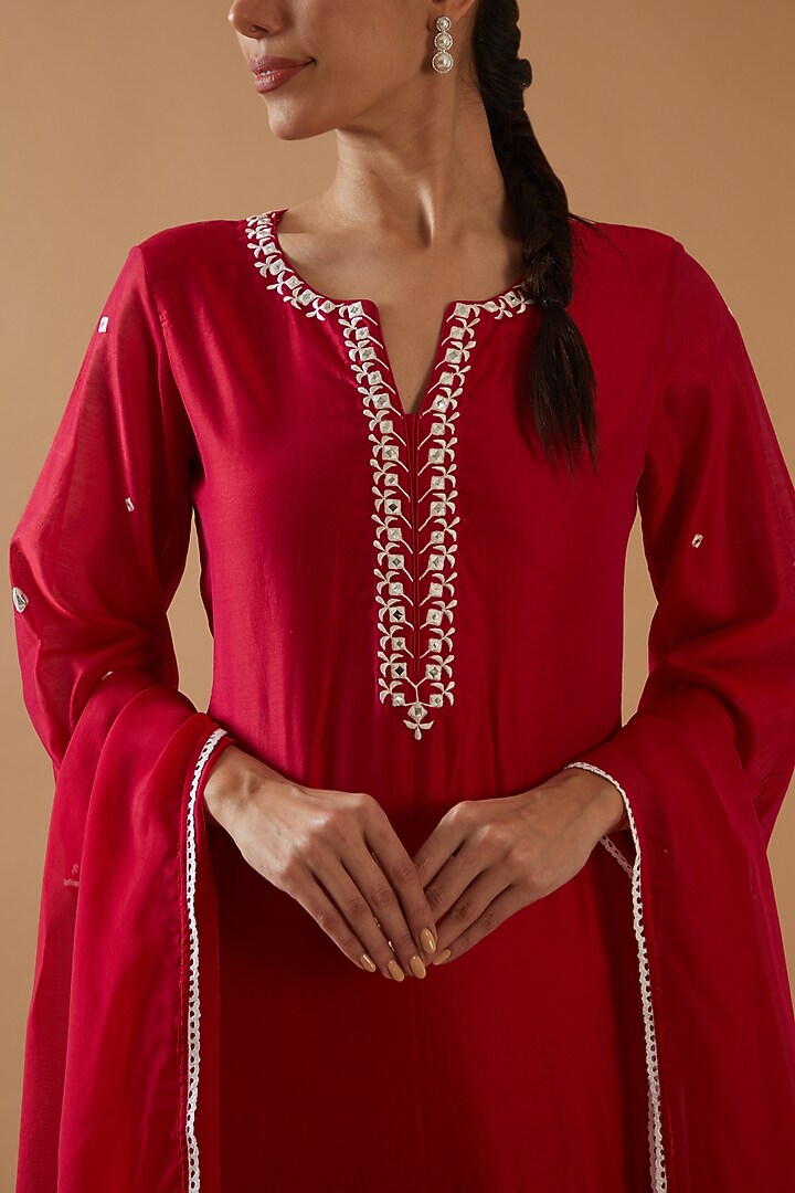 Red Chanderi Silk Embroidered Kurta Set by ANGSA BY NIDHIR & SHELLY at Pernia's Pop Up Shop