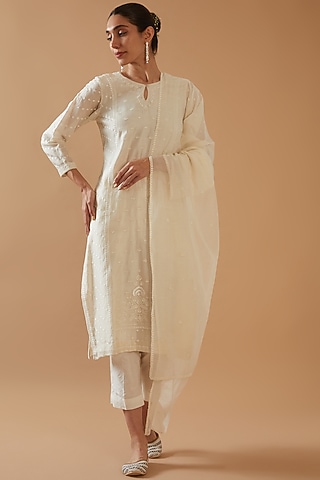 Ivory Chanderi Silk Embroidered Kurta Set by ANGSA BY NIDHIR & SHELLY